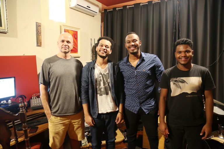 Veredas Produções - Gravação Veredas TV com Estevan Barbosa, selecionado no edital da Série BH Instrumental categoria Novos talentos. Estevan gravou com Nathan Morais, baixo e Jackson Ganga, sax.  Estúdio Leo Pires, Belo Horizonte MG. 14/05/2019. © Copyright Élcio Paraíso/Bendita  Conteúdo & Imagem | Todos os direitos reservados | All rights reserved