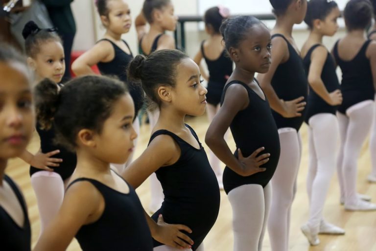 Instituto Unimed BH - Escola de Artes Morro das Pedras - Balé e Dança de Rua.  Belo Horizonte,  MG. 15/06/2016. © Copyright Élcio Paraíso/Bendita  Conteúdo & Imagem | Todos os direitos reservados | All rights reserved