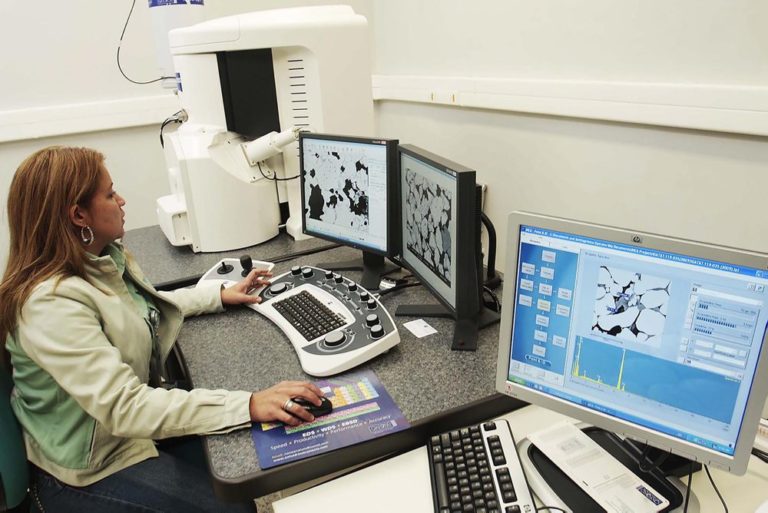 Centro de Tecnologia de Ferrosos da Vale S.A na Mina do Miguelão em Nova Lima - Minas Gerais. Laboratório de Caratcerização - Microscopia Eletrônica. 06/07/2010. FOTO ÉLCIO PARAÍSO/BENDITA.