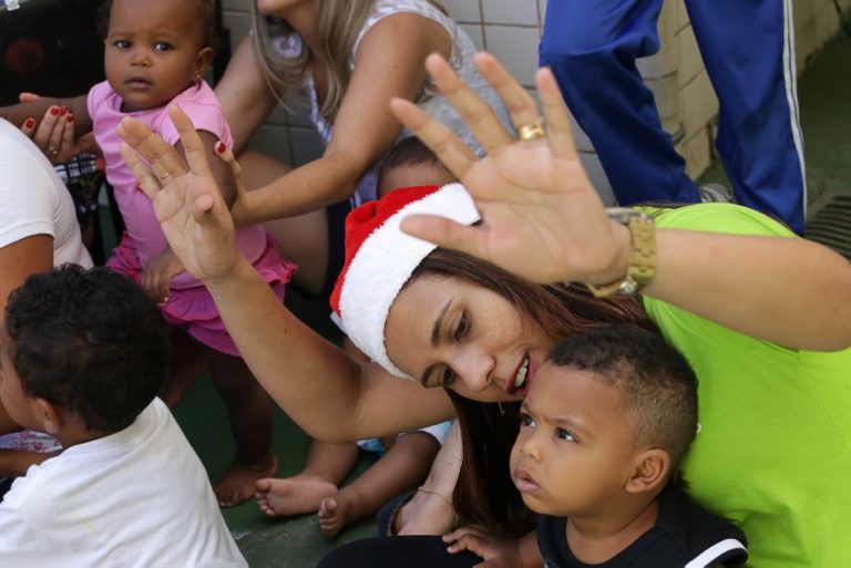 Instituto Unimed BH - Campanha Natal Solidário  - Entrega de presentes de Natal para as crianças da UMEI Grajaú, Belo Horizonte MG. 19/12/2015 © Copyright Liliane Pelegrini/Bendita  Conteúdo & Imagem | Todos os direitos reservados | All rights reserved