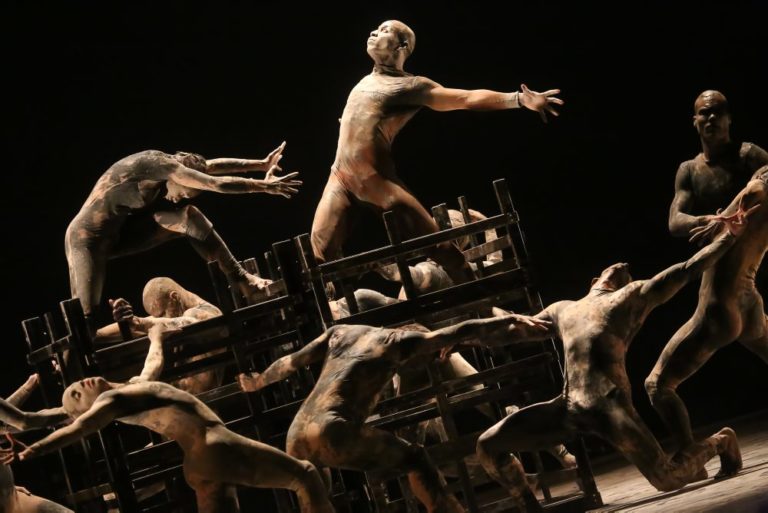 Instituto Unimed BH - "O Cão Sem Plumas" espetáculo da Cia. de Dança Deborah Colker. Grande Teatrdo SESC Palladium, Belo Horizonte MG.  05/08/2017. © Copyright Élcio Paraíso/Bendita  Conteúdo & Imagem | Todos os direitos reservados | All rights reserved